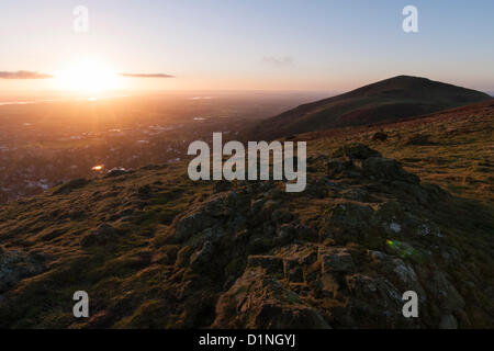 Great Malvern, Worcestershire, Royaume-Uni le mardi, 1 janvier, 2013. Le soleil se lève sur la rivière Severn inondés pour la première fois en 2013, vu depuis les collines au-dessus de Great Malvern le jour de l'an. Crédit : David Isaacson / Alamy Live News Banque D'Images