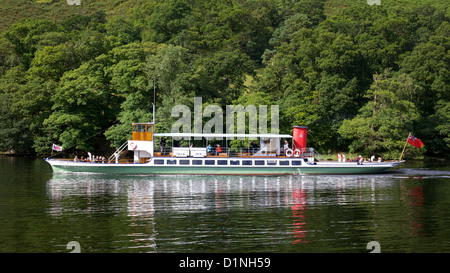 Les touristes à bord du bateau à vapeur Ullswater 'Raven' sur Ullswater, dans le Lake District. Ce paquebot a été lancé en 1889. Banque D'Images