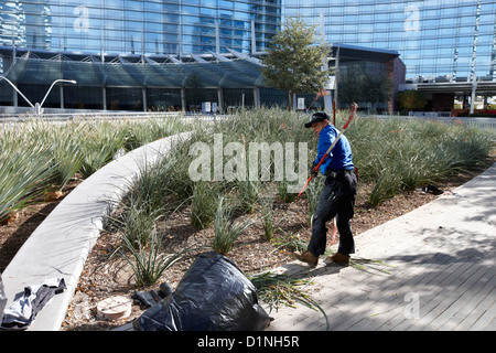 Jardinier hispaniques ayant tendance jardin public dans le complexe citycenter Las Vegas NEVADA USA Banque D'Images