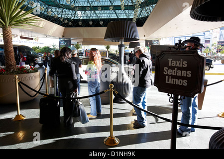 Les gens font la queue pour les taxis et limousines berlines valet dans domaine de l'hotel casino Las Vegas NEVADA USA Banque D'Images