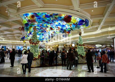 Hall de l'hôtel Bellagio et arbres de Noël avec casino Las Vegas NEVADA USA Banque D'Images