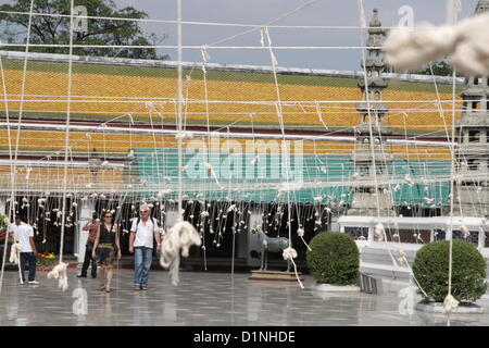 Déc 31 2012 , . Bangkok , Thaïlande . Corde saint état prête comme les bouddhistes se préparent à passer le réveillon du Nouvel An en chantant compte à rebours et offrant des prières au Wat Suthat temple à Bangkok. Banque D'Images