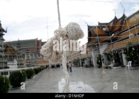 Déc 31 2012 , . Bangkok , Thaïlande. Corde saint état prête comme les bouddhistes se préparent à passer le réveillon du Nouvel An en chantant compte à rebours et offrant des prières au Wat Suthat temple à Bangkok. Banque D'Images