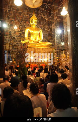 Déc 31 2012 , . Bangkok , Thaïlande . Les bouddhistes passent le compte à rebours du Nouvel An en chantant et en offrant des prières à Wat Suthat temple à Bangkok. Banque D'Images