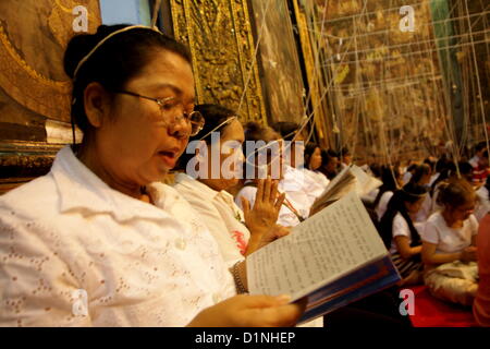 Déc 31 2012 , . Bangkok , Thaïlande . Les bouddhistes passent le compte à rebours du Nouvel An en chantant et en offrant des prières à Wat Suthat temple à Bangkok. Banque D'Images