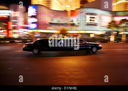 Limousine Stretch bas excès de Las Vegas Boulevard la nuit NEVADA USA flou délibéré Banque D'Images