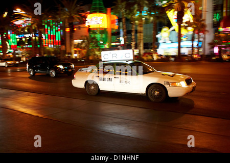 L'accélération de la cabine vers le bas star Las Vegas Boulevard la nuit NEVADA USA flou délibéré Banque D'Images