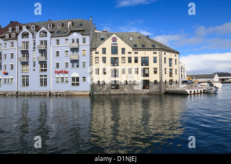 Maisons sur le front de mer dans le style Art Nouveau à ?esund, Norvège Banque D'Images