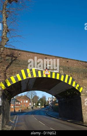 Pont de faible hauteur avec signe et marquages de détresse, Isleworth, Middlesex, Angleterre Banque D'Images