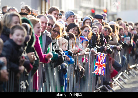 London's défilé du Nouvel An 2013, Angleterre, Royaume-Uni. 01.01.2013 Le tour du public en grand nombre sur une rare journée ensoleillée durant les Fêtes à la London's défilé du Nouvel An, le centre de Londres, au Royaume-Uni. © Jeff Gilbert / Alamy Live News Crédit : Jeff Gilbert / Alamy Live News Banque D'Images