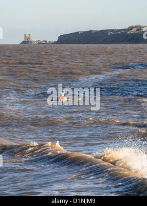 Kent, UK - 1er janvier 2013 : un nageur brave la mer glaciale de l'eau sur un brillant mais froid le jour de l'an à Herne Bay, près de Reculver Tours. Credit : CBCK-Christine / Alamy Live News Banque D'Images