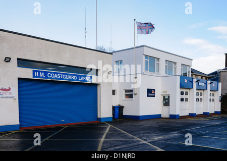 À côté de la station de la Garde côtière de Larne la Royal National Lifeboat Institution (RNLI) station Banque D'Images