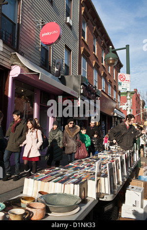 Vente trottoir le long de Bedford Avenue, Williamsburg, Brooklyn, New York Banque D'Images