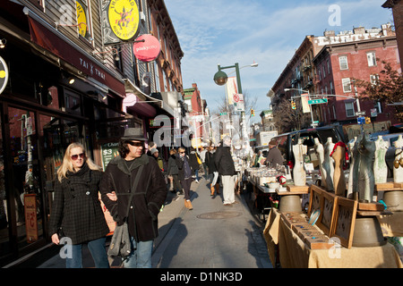 Vente trottoir le long de Bedford Avenue, Williamsburg, Brooklyn, New York Banque D'Images