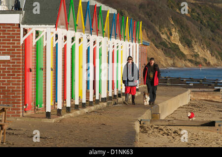 Nouvel An le 1er janvier 2013 journée arrive avec cheer ensoleillées après l'inondation et le mauvais temps durant la période de Noël. Le grand public profitez de l'idylle pittoresque de plage de Swanage, Dorset, Angleterre, Royaume-Uni. Crédit : Andrew Beattie / Alamy Live News Banque D'Images