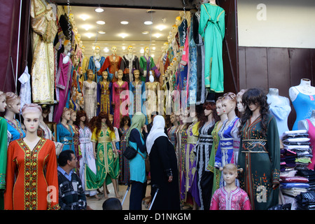 Magasin de vêtements à un souk à Fès, Maroc Banque D'Images