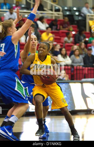 KSU's Danielle Jackson (14) disques durs au panier pendant la Florida Gulf Coast's 62-35 gagner plus de Kennesaw State. Kennesaw, Géorgie. USA. Le 31 décembre 2012. Division I women's basketball. Banque D'Images