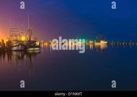 Rockport-Fulton marina avec des bateaux de pêche de nuit, Golfe du Mexique, Texas, USA Banque D'Images