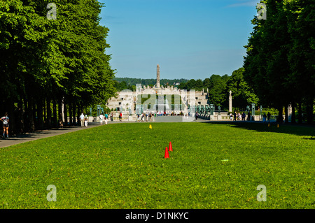 Une pelouse bordée par de grands arbres mène à travers le pont de la fontaine, le monolithe, pour finir à la roue de la vie, Oslo Banque D'Images