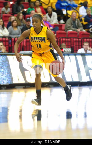 KSU's Danielle Jackson (14) disques durs au panier pendant la Florida Gulf Coast's 62-35 gagner plus de Kennesaw State. Kennesaw, Géorgie. USA. Le 31 décembre 2012. Division I women's basketball. Banque D'Images