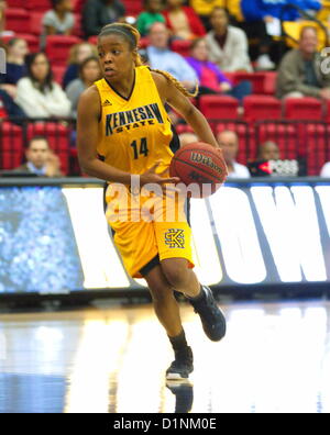 KSU's Danielle Jackson (14) disques durs au panier pendant la Florida Gulf Coast's 62-35 gagner plus de Kennesaw State. Kennesaw, Géorgie. USA. Le 31 décembre 2012. Division I women's basketball. Banque D'Images