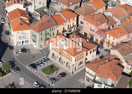 VUE AÉRIENNE.Hôtel de ville de Roquebillière.Vallée de la Vésubie, arrière-pays de la Côte d'Azur, Alpes-Maritimes, France. Banque D'Images