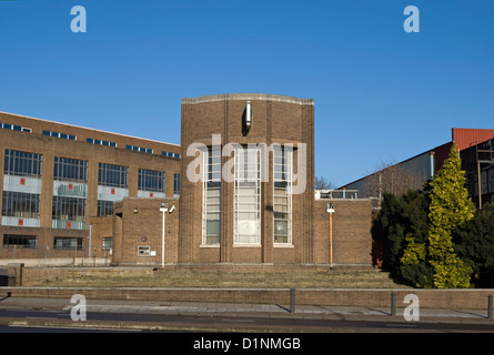 Façade de l'ancien 1935 National Provincial Bank conçu par l'architecte wfc Holden, Gillette Corner, Brentford, Angleterre Banque D'Images