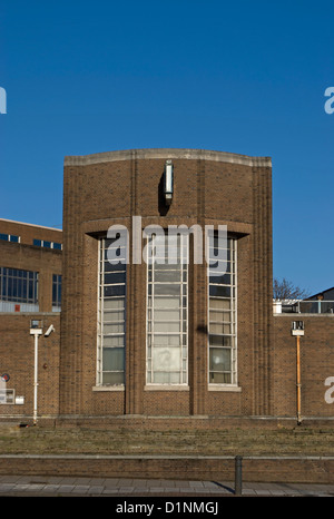 Façade de l'ancien 1935 National Provincial Bank conçu par l'architecte wfc Holden, Gillette Corner, Brentford, Angleterre Banque D'Images