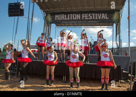 La Nouvelle-Orléans, Louisiane - l'NOLA Cherry Bombs effectuer au Mirliton Festival dans le quartier de la ville de Bywater. Banque D'Images