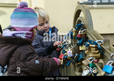 Kampa, petite ville, Prague, République tchèque. Cadenas d'amour (love locks / tiens verrous) sur rampes Certovka river Banque D'Images