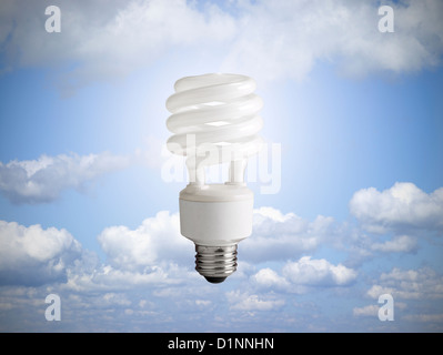 Ampoule fluorescente compacte ampoule CFL, flottant dans le ciel Banque D'Images