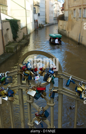 Kampa, petite ville, Prague, République tchèque. Cadenas d'amour (amour / serrures serrures, cadenas) souhaite garde-corps sur la rivière Certovka Banque D'Images