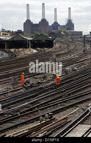 Les ingénieurs qui travaillent sur une ligne de chemin de fer entrant dans la gare de Victoria, Londres. Banque D'Images