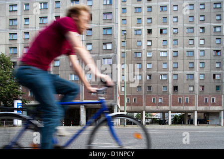 Berlin, Allemagne, un cycliste en face d'un logement social Banque D'Images