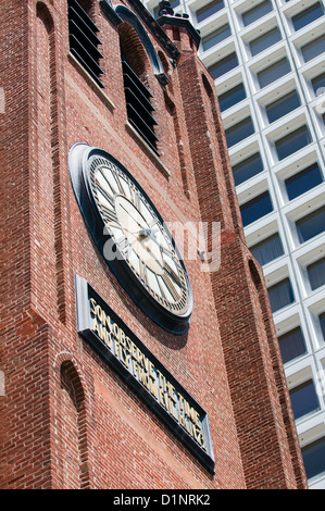 Vieux Saint Mary's Cathedral et tour de l'horloge, Chinatown, San Francisco, Californie Banque D'Images