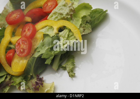 Image de salade mixte on white plate Banque D'Images