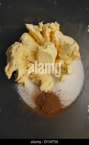 Le sucre, la margarine et la cannelle dans un bol en plastique Banque D'Images