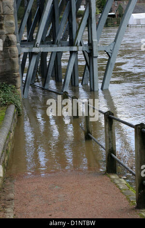 Ironbridge, UK. 1er janvier 2013. Un sentier est submergé à proximité du célèbre pont de fer, en raison de la rivière Severn. Banque D'Images