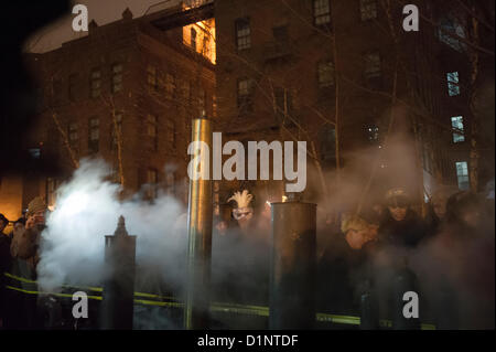 New York, USA. 1er janvier 2013. La Foule de visiteurs et d'étudiants et professeurs de l'Institut Pratt bienvenue dans la nouvelle année, le mardi, Janvier 1, 2013 à l'usine de production de vapeur de l'école à Brooklyn à New York. Pratt Institute est l'accueil des plus vieux générateurs de vapeur dans le pays qui sont utilisés pour chauffer le campus et d'exécuter l'école's co-génération d'usine. La centrale est un monument du génie mécanique. Banque D'Images