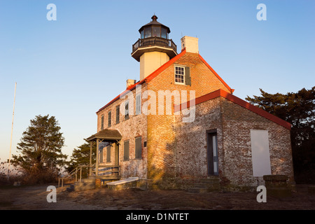 Lever du soleil au phare d'East Point dans le New Jersey. Banque D'Images