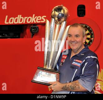 01.01.2013 Londres, Angleterre. Phil Taylor [ENG] devient le champion 2013. En tenant le &# xa3;200 000 premier prix et premier joueur à soulever le trophée Sid Waddell. Le Ladbrokes World Darts Championnats d'Alexandra Palace Banque D'Images