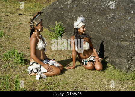 Les femmes en costume traditionnel rapanui, île de Pâques, Chili Banque D'Images