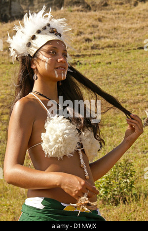 Rapanui femme en costume traditionnel, l'île de Pâques, Chili Banque D'Images