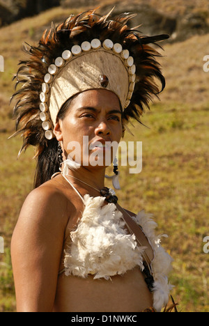 Rapanui femme en costume traditionnel, l'île de Pâques, Chili Banque D'Images