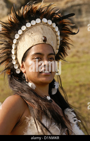 Rapanui femme en costume traditionnel, l'île de Pâques, Chili Banque D'Images