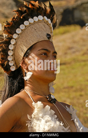 Rapanui femme en costume traditionnel, l'île de Pâques, Chili Banque D'Images