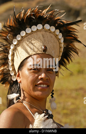 Rapanui femme en costume traditionnel, l'île de Pâques, Chili Banque D'Images