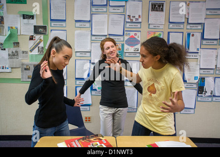 Un enseignant de l'école intermédiaire permet de résoudre un conflit entre deux élèves de sa San Clemente, Californie, de classe. Banque D'Images