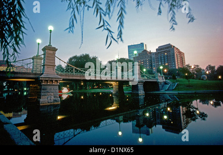 Datant de 1867, la Boston Public Garden bridge est le pont suspendu le plus petit du monde. Banque D'Images