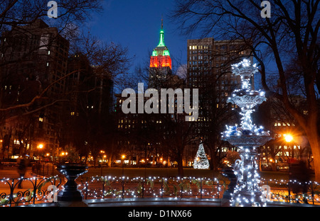 Fontaine dans le Madison Square Park à Noël, new york city, ny. empire state building en arrière-plan. Banque D'Images